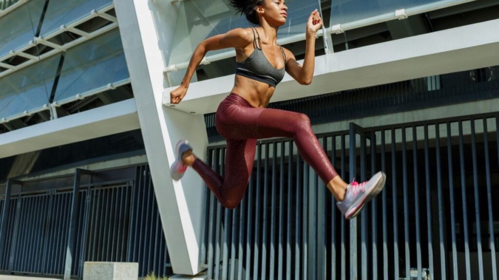 young black woman doing HIIT