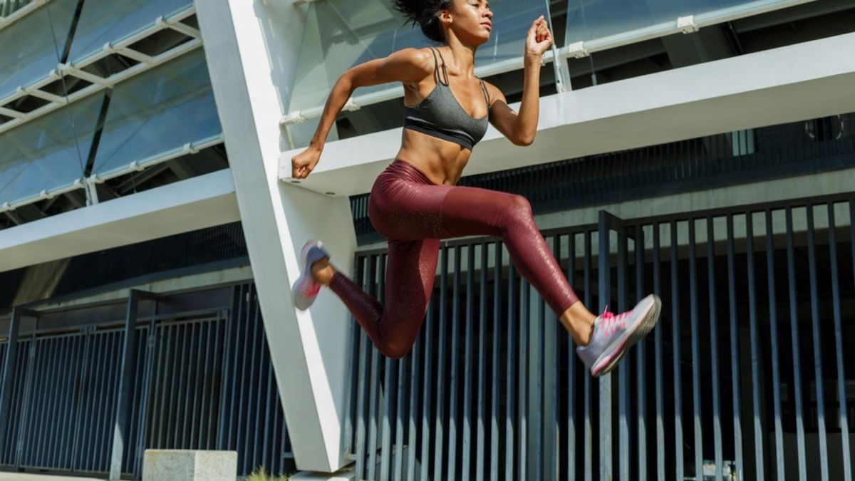 young black woman doing HIIT